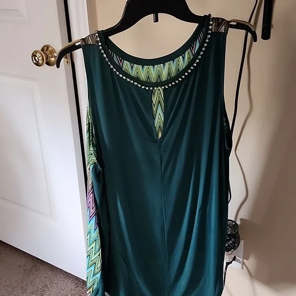 ✨Jennifer Lopez Multicolor Chevron Sleeveless Top – Slightly Used - Picture 2 of 3